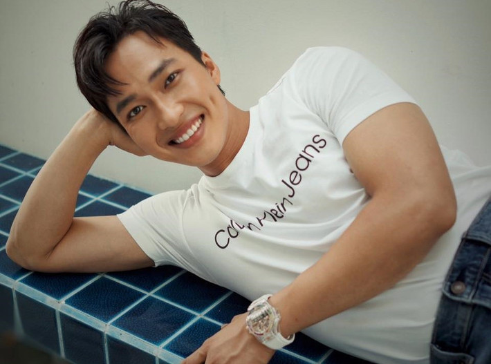 Bình của Mưa đỏ sở hữu gương mặt nam tính, điển trai với nụ cười tỏa nắng.