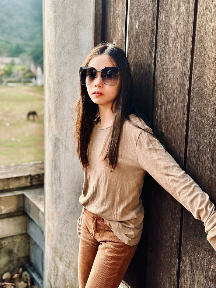 Con gái Đoan Trang ăn mặc đơn giản, nữ tính, năng động.