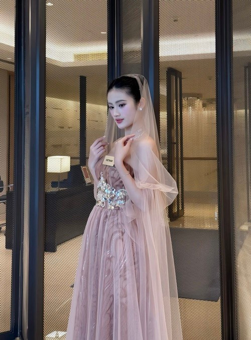 Từ Ấn Độ, Ý Nhi vừa cập nhật hình ảnh trong ngày thứ 16 tham gia cuộc thi. Ảnh: FB Ý Nhi.