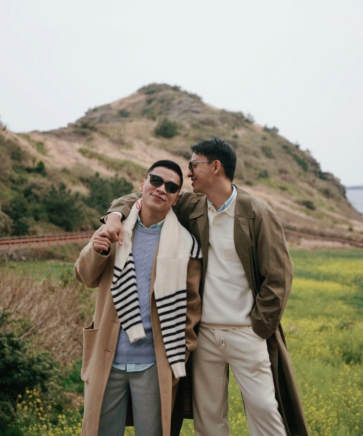 Adrian Anh Tuấn và Sơn Đoàn tổ chức lễ cưới vào năm 2015, trở thành một trong những cặp đôi đồng giới đầu tiên công khai hôn nhân trong showbiz Việt. Sau khi về chung một nhà, cả hai vẫn giữ lối sống kín tiếng, tập trung vào công việc và đời sống gia đình.