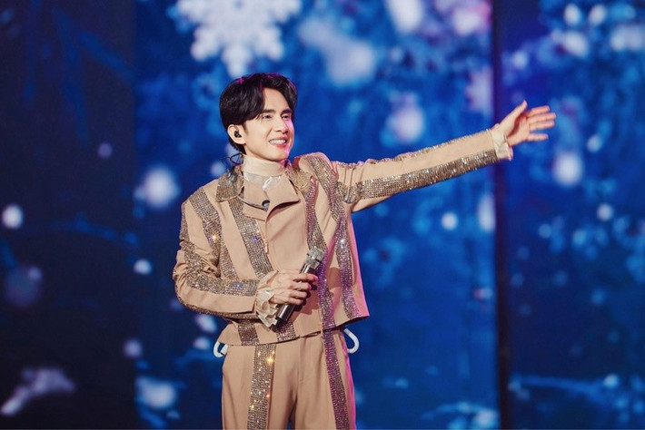 Đan Trường chia sẻ trên Vietnamnet: "Tôi vẫn còn yêu nghề lắm! May mắn công việc thuận lợi, phát triển trong nhiều năm qua. Lời mời từ các đơn vị, lịch ghi âm, lưu diễn trong và ngoài nước khiến tôi luôn bận rộn".