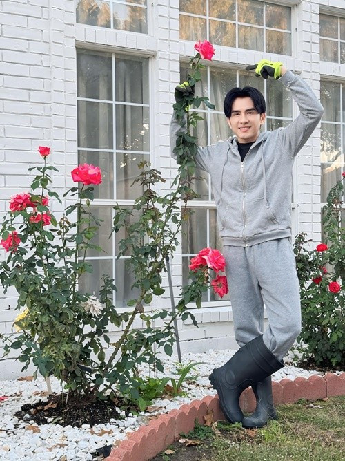 Tuổi U50, Đan Trường có sở thích làm vườn. Ở Mỹ, nam ca sĩ trồng hoa hồng trước nhà riêng.