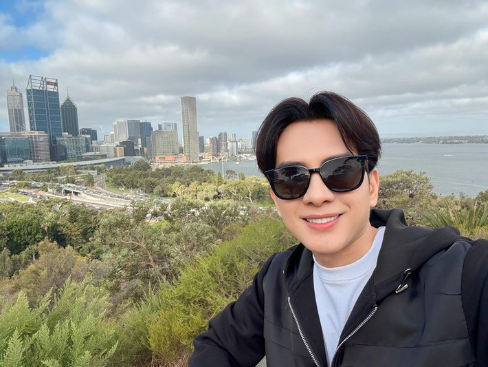 Đan Trường chưa kịp mở tài khoản riêng cho từ thiện do đang ở Mỹ và muốn nhanh chóng gọi các fan ruột sẻ chia với bà con vùng lũ. Nam ca sĩ khẳng định, từ trước đến nay, anh luôn minh bạch từ thiện.