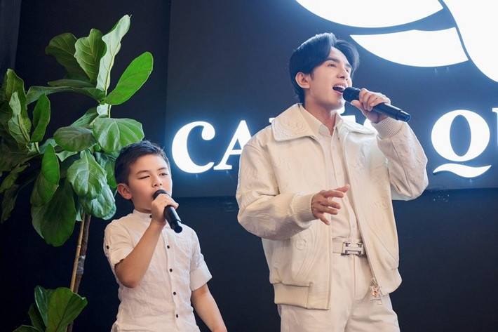 Đan Trường chia sẻ trên Dân Việt, dù anh sống và hoạt động âm nhạc chủ yếu ở Việt Nam nhưng anh vẫn cố gắng sang Mỹ ít nhất hai tháng một lần để cùng vợ cũ Thủy Tiên chăm sóc con trai.