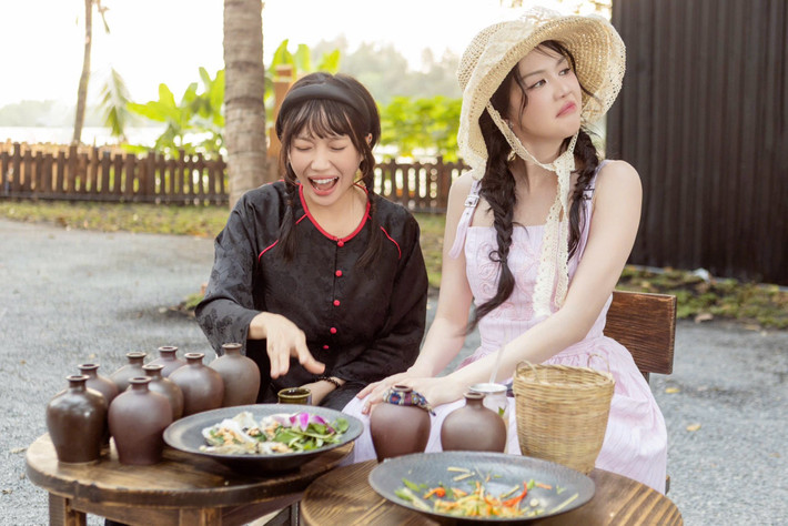 Ngọc Trinh không ngần ngại thể hiện sự hào phóng với Diệu Nhi. Theo Bảo Vệ Công Lý, người đẹp từng tặng Diệu Nhi đôi giày trị giá 25 triệu đồng cùng chai nước hoa hàng hiệu hơn 8 triệu đồng. Ảnh: FB Diệu Nhi.