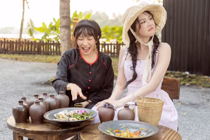 Ngọc Trinh không ngần ngại thể hiện sự hào phóng với Diệu Nhi. Theo Bảo Vệ Công Lý, người đẹp từng tặng Diệu Nhi đôi giày trị giá 25 triệu đồng cùng chai nước hoa hàng hiệu hơn 8 triệu đồng. Ảnh: FB Diệu Nhi.