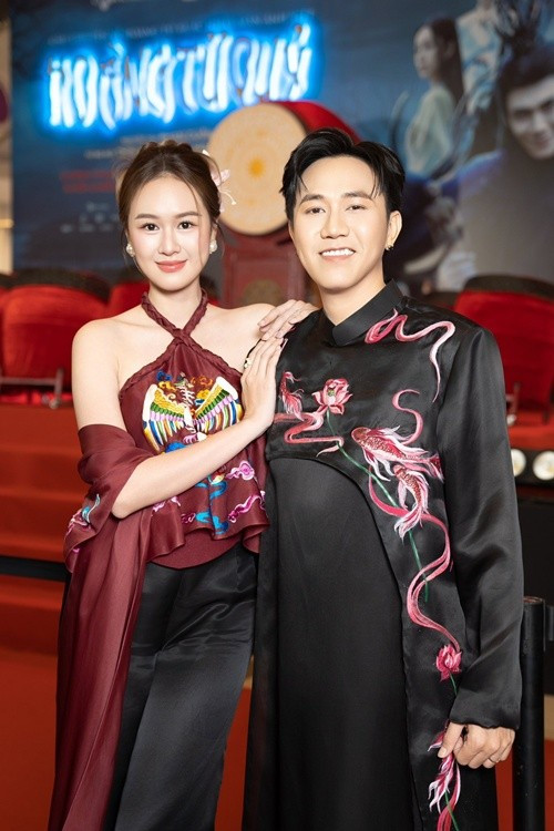 Vợ chồng Anh Đức diện trang phục tông màu chủ đạo đen và đỏ với các họa tiết thêu ấn tượng. Ảnh: FB Anh Đức.