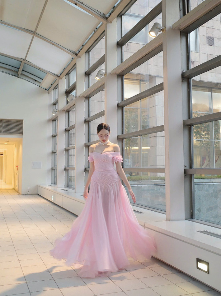 Trang phục của Thanh Thủy trông rất bồng bềnh và bay bổng khi chuyển động. Ảnh: FB Thanh Thủy.