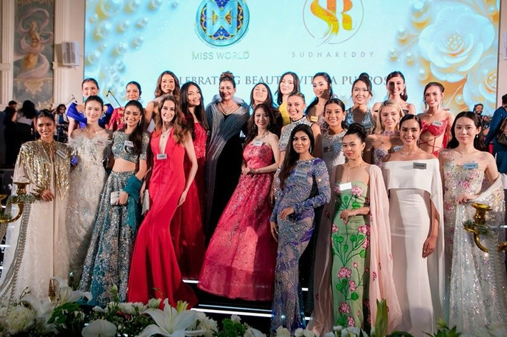 Ý Nhi cùng hơn 100 thí sinh sẽ bước vào đêm chung kết Miss World 2025 vào 20h (theo giờ Việt Nam) ngày 31/5 tại Ấn Độ. Krystyna Pyszkova sẽ trao lại vương miện cho người kế nhiệm. Ảnh: FB Ý Nhi.