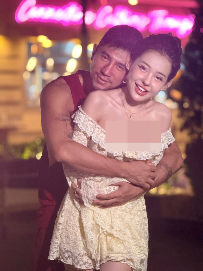 Cuộc tình giữa Ngân 98 và Lương Bằng Quang vướng nhiều ồn ào từ việc cả hai chênh lệch tuổi tác đến 16 tuổi hay phong cách thời trang mặc hở bạo của Ngân 98 đến hành động Lương Bằng Quang giúp người yêu thay đồ trong lúc livestream bán quần áo.