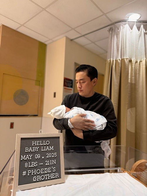 Nam ca sĩ bồng con trai mới chào đời. Ảnh: FB Lam Trường.