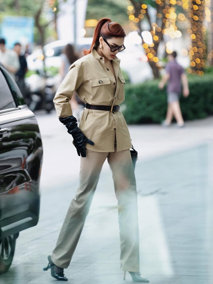 Trang sức và phụ kiện được Lan Khuê chọn lọc kỹ lưỡng, đóng vai trò điểm nhấn vừa đủ, góp phần hoàn thiện tổng thể trang phục mà không làm mất đi sự tinh tế.