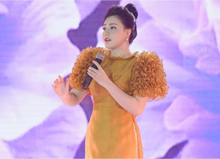 Nữ ca sĩ Thuỵ Miên, giải Nhì dòng nhạc Dân gian Sao mai 2013 đóng góp 100 triệu từ thiện. Ảnh: FB Thuỵ Miên.