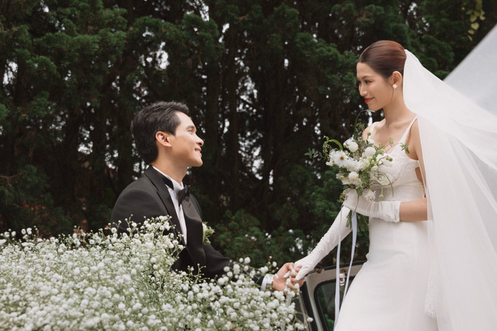 Bối cảnh của bộ ảnh cưới có nhiều cây xanh, hoa tạo nên không gian lãng mạn đẹp nao lòng.