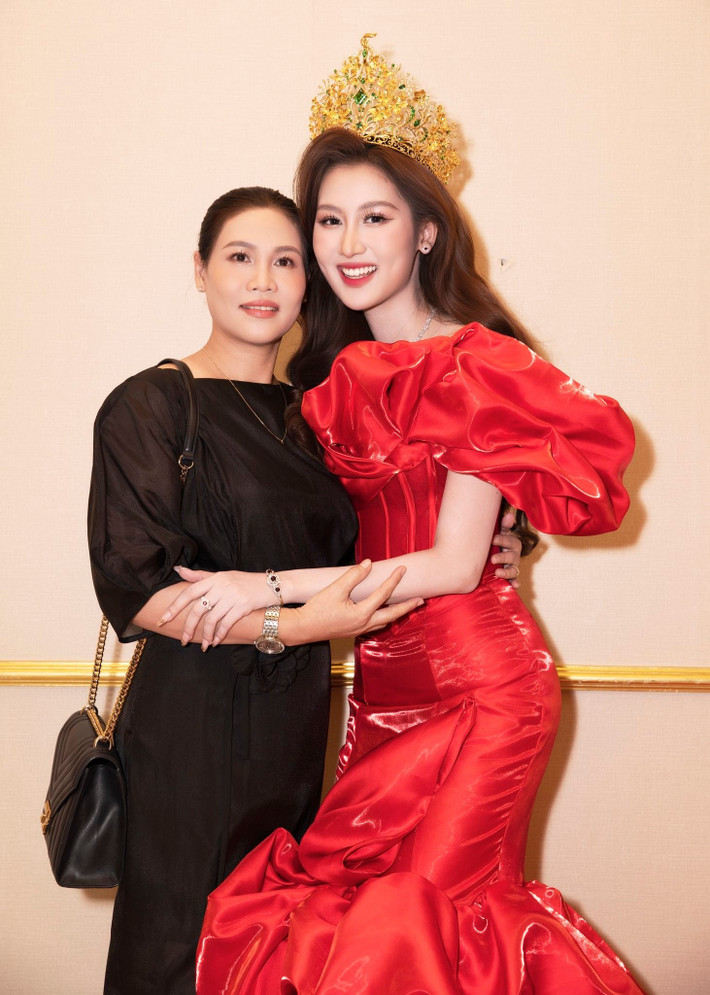 Trên trang cá nhân, Hoa hậu Quế Anh cho biết, mẹ ruột (trong ảnh) và ‘bà trùm hoa hậu’ Kim Dung là những người phụ nữ tuyệt vời nhất của cô. Ảnh: FB Quế Anh.
