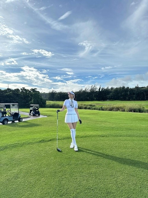 Hiện tại, yoga và golf là hai bộ môn Phạm Hương duy trì đều đặn để rèn luyện thể chất.