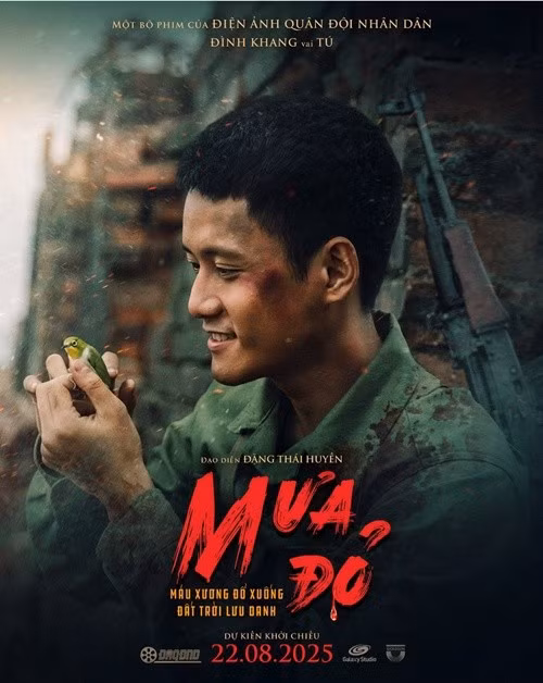 Trong phim Mưa đỏ đang gây sốt, Nguyễn Đình Khang đảm nhận vai Tú - một người lính trẻ gầy gò, nuôi chú chim nhỏ.
