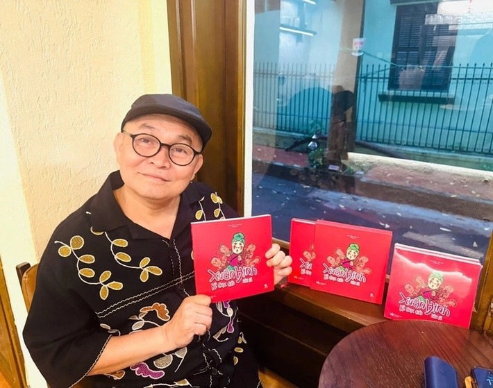 Theo Znews, NSƯT Xuân Hinh vừa ra mắt cuốn hồi ký Kẻ chọc cười dân dã. Nam nghệ sĩ cho biết, năm 2024, khi chứng kiến ảnh hưởng của cơn bão Yagi, ông mới thấm thía sự vô thường của cuộc sống này và quyết định viết tự truyện. Ảnh: Znews.