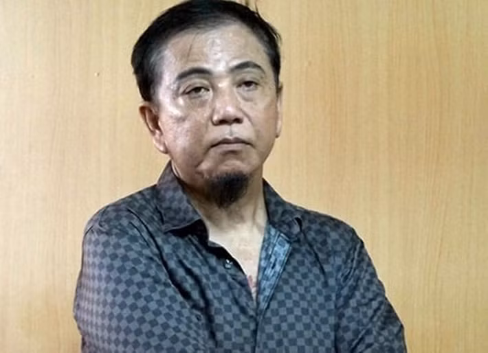 Theo Znews, Hồng Tơ từng kể về việc nướng hết tiền vào cờ bạc ở thời hoàng kim trong sự nghiệp. “Một lần cá độ, có khi tôi thua 200 triệu đồng. Kết quả của nhiều ngày ham mê cờ bạc, tôi nợ tới 10 tỷ đồng, phải bán biệt thự trả nợ", anh cho biết. Ảnh: Znews.