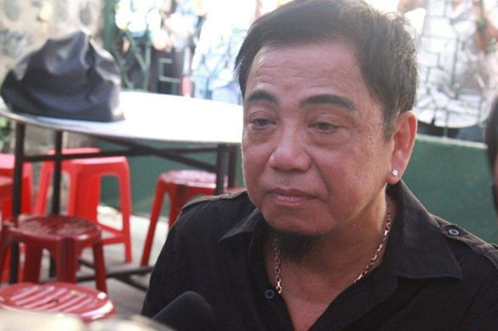 Trước Vũ Hà và Nguyễn Thế Vũ, Hồng Tơ cũng vướng lùm xùm trò đỏ đen. Theo Người Lao Động, năm 2019, Hồng Tơ bị bắt tạm giam về hành vi đánh bạc. Ảnh: Dân Việt. 5- Tháng 11/2019, TAND TP HCM kết thúc xét xử sơ thẩm vụ án Đánh bạc có bị cáo Cao Văn Tơ (nghệ sĩ hài Hồng Tơ) và 5 đồng phạm tham gia. HĐXX phạt bị cáo Cao Văn Tơ 50 triệu đồng về tội "Đánh bạc". Ảnh: Dân Việt.