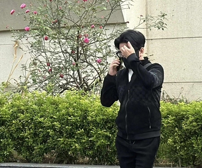 Theo cáo buộc, ngày 18/5/2024, ca sĩ Vũ Hà đã đánh bạc một lần bằng hình thức chơi Slot, Roulette với số tiền đánh bạc hơn 2.618 USD (tương đương hơn 63 triệu đồng), thua 199,34 USD. Trong khi đó, từ ngày 8/2/2024- 22/6/2024, ca sĩ Nguyễn Thế Vũ đã đánh bạc 116 lần bằng hình thức chơi Slot, Baccarat, với tổng số tiền sử dụng vào việc đánh bạc là hơn 4,3 triệu USD. Ảnh: VOV.