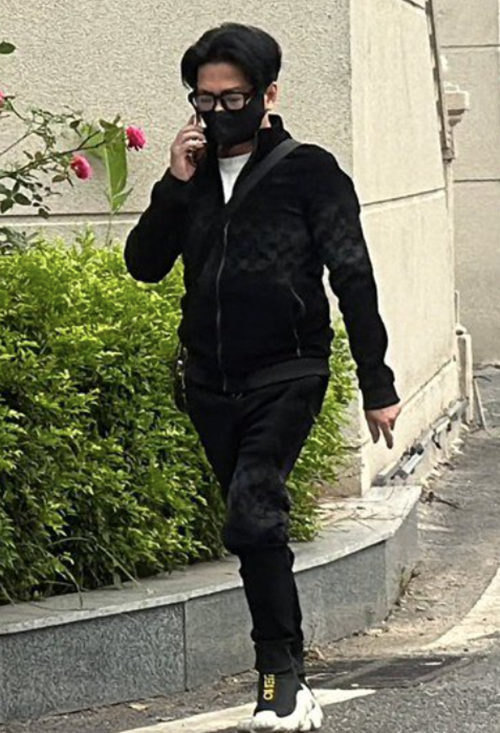 Vũ Hà được tại ngoại, đeo khẩu trang khi xuất hiện tại tòa vào ngày 28/10. Trong khi đó, chưa có hình ảnh về ca sĩ Nguyễn Thế Vũ. Theo Tiền Phong, Nguyễn Thế Vũ từng công tác tại một đoàn ca múa nhạc đến năm 1995 thì ra hoạt động nghệ thuật tự do. Ảnh: Tiền Phong.