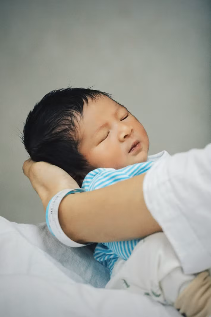 "Con chọn ra vào một ngày thật đặc biệt 28/8/2025 - kỷ niệm 80 năm ngành ngoại giao Việt Nam - công việc mà bố con đang cống hiến. Có lẽ đây là định mệnh, là sự kết nối kỳ diệu của gia đình mình", Ngọc Hân viết.