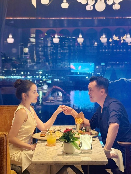 Dương Khắc Linh chia sẻ, một trong những điều anh thích nhất là làm Ngọc Duyên bất ngờ. “Em hoàn toàn không biết chúng ta sẽ đi đâu. Anh hy vọng em sẽ thích nơi này. Và tối nay, em là của anh”, nam nhạc sĩ nhắn nhủ vợ. Ảnh: FB Lưu Ngọc Duyên.