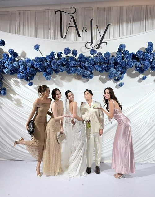 "Tiếp tục chuyên mục mừng cưới cô tư. Chúc cô gái hạnh phúc, viên mãn", Ngọc Châu nhắn nhủ Hương Ly. Ảnh: FB Ngọc Châu.