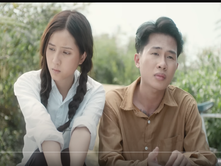 Thiên An và Jack có nhiều cảnh quay tình cảm trong MV Bạc phận. Ảnh chụp màn hình.