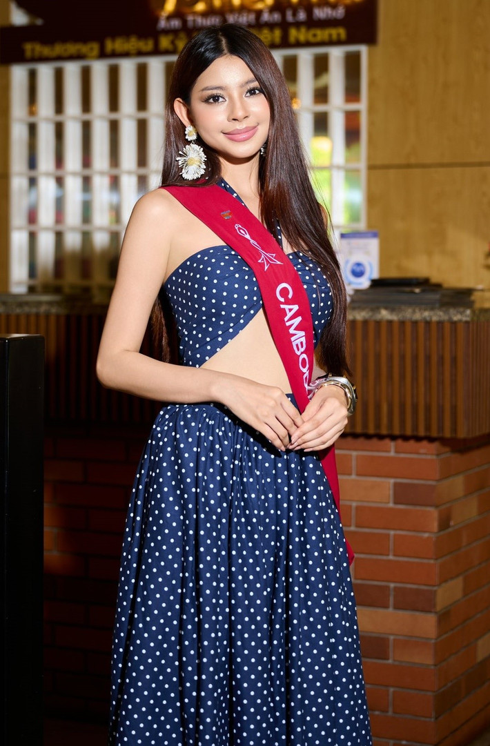 Det Sreyneat - đại diện Campuchia năm nay 24 tuổi, cao 1m68, có số đo ba vòng 80-64-92cm.