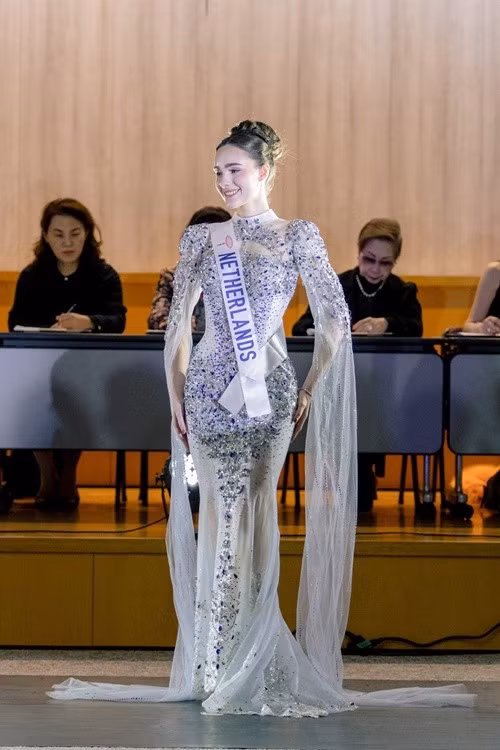 Ở bán kết Miss International 2025, đại diện Hà Lan - Serena Darder diện trang phục của một nhà thiết kế Việt Nam. "Chiếc đầm mang thiết kế ôm dáng mềm mại, nổi bật với những họa tiết đính kết tỉ mỉ bằng đá xanh và bạc trải dọc thân", nhà thiết kế chia sẻ trên trang cá nhân. Ảnh: Miss International.