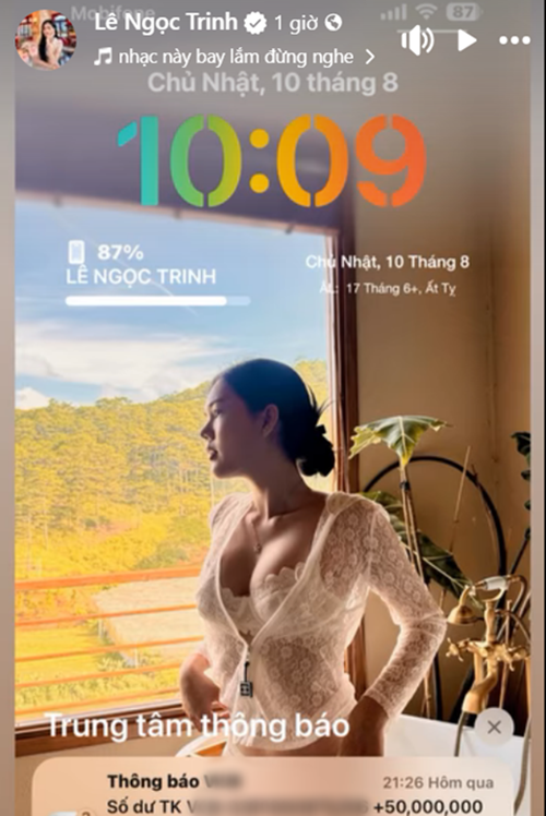 Nữ diễn viên khoe được một người chuyển khoản 50 triệu đồng mừng tuổi mới. Ảnh: FB Ngọc Trinh.