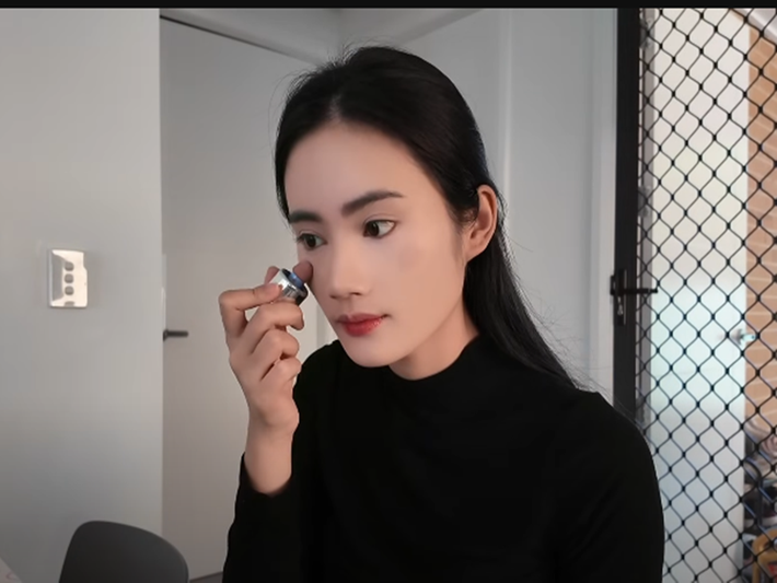 Gần đây, Ý Nhi đi tìm việc làm thêm. Theo Tiền Phong, vào năm 2024, nàng hậu đi làm thêm, ca 7 giờ/ngày. Ảnh: Youtube Ý Nhi.