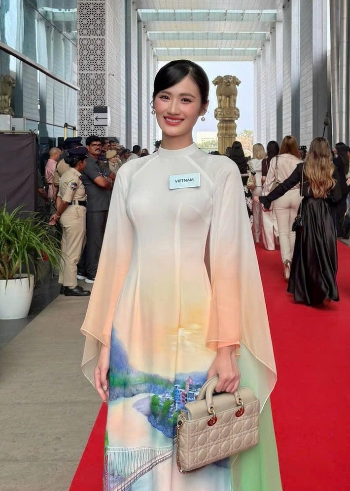 Mới đây, trong một hoạt động, Ý Nhi diện áo dài. Nàng hậu cho biết, tà áo dài được nhuộm và vẽ thủ công trên nền lụa Việt Nam, do NTK Trung Đinh và 3 nghệ nhân khác thực hiện trong 64 giờ. Ảnh: FB Ý Nhi.