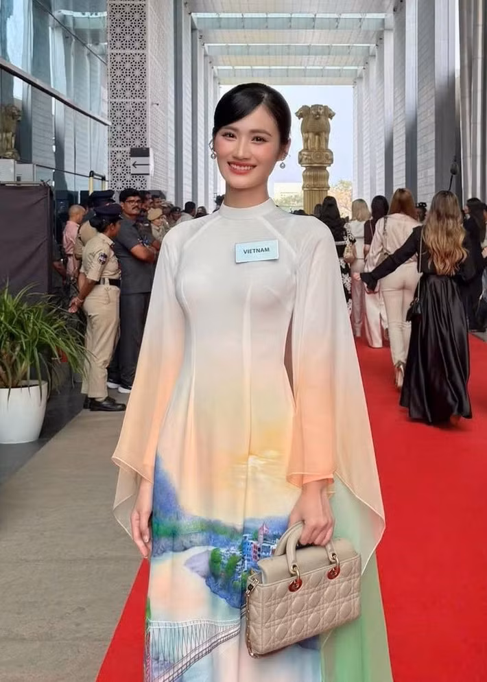 Mới đây, trong một hoạt động, Ý Nhi diện áo dài. Nàng hậu cho biết, tà áo dài được nhuộm và vẽ thủ công trên nền lụa Việt Nam, do NTK Trung Đinh và 3 nghệ nhân khác thực hiện trong 64 giờ. Ảnh: FB Ý Nhi.