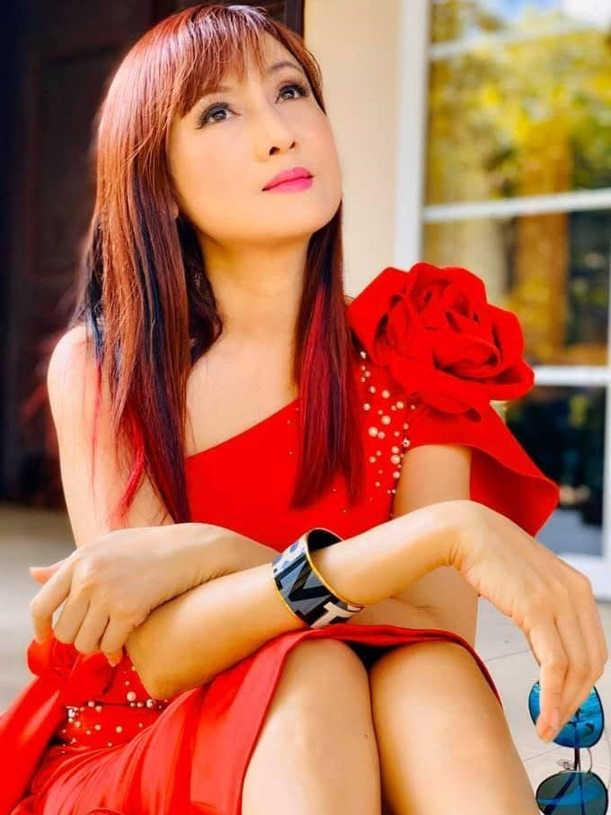 Hiền Mai trẻ trung ở tuổi 58. “Tôi chẳng ép mình vào chế độ giảm cân giữ dáng nào. Tôi cũng rất lười tập thể dục và thậm chí chẳng bao giờ đến spa chăm sóc da mặt”, cô chia sẻ. Ảnh: FB Hiền Mai.