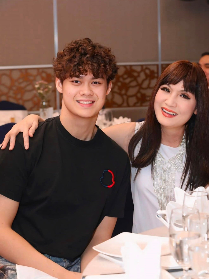 Con trai Hiền Mai về Việt Nam nghỉ hè cách đây không lâu. Ảnh: FB Hiền Mai.