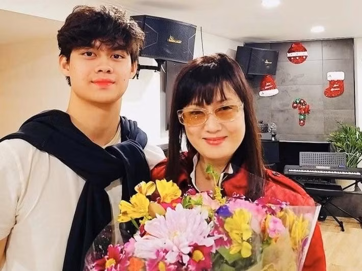 Khi đỗ trường Đại học Nam California, Tony từ chối món quà của mẹ là chiếc xe hơi. Ảnh: FB Hiền Mai.