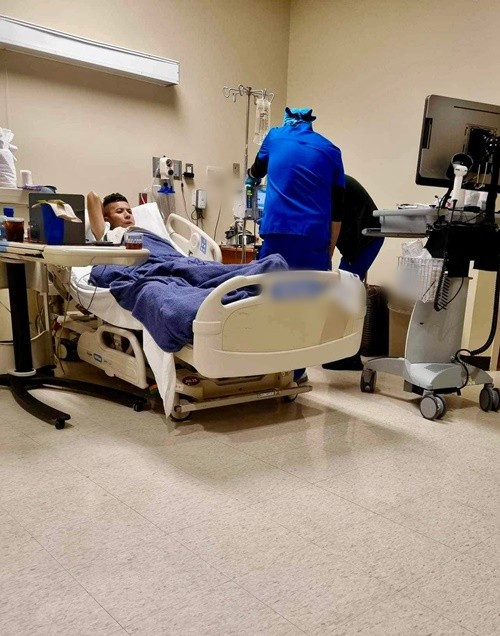 Trong hành trình điều trị, Kasim Hoàng Vũ từng vướng tin đồn thất thiệt về sức khỏe vào tháng 9/2024. Trên trang cá nhân, ca sĩ Trizzie Phương Trinh chia sẻ hình ảnh mới của anh khi nằm trên giường bệnh, đồng thời cho biết nam ca sĩ vẫn đang điều trị. Ảnh: FB Trizzie Phương Trinh.