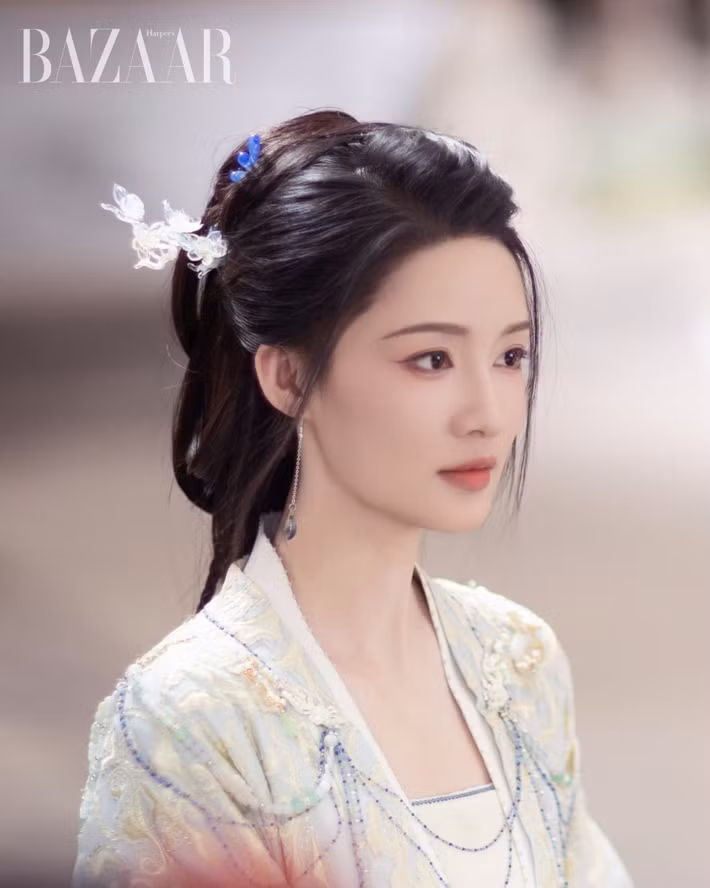 Vẻ đẹp của Lý Thấm đặc biệt tỏa sáng trong các vai cổ trang. Khi khoác lên mình tạo hình truyền thống, cô toát lên nét đoan trang. Ánh mắt biết nói cùng biểu cảm tinh tế giúp Lý Thấm gây ấn tượng trên màn ảnh. Ảnh: Harper’s Bazaar Vietnam.