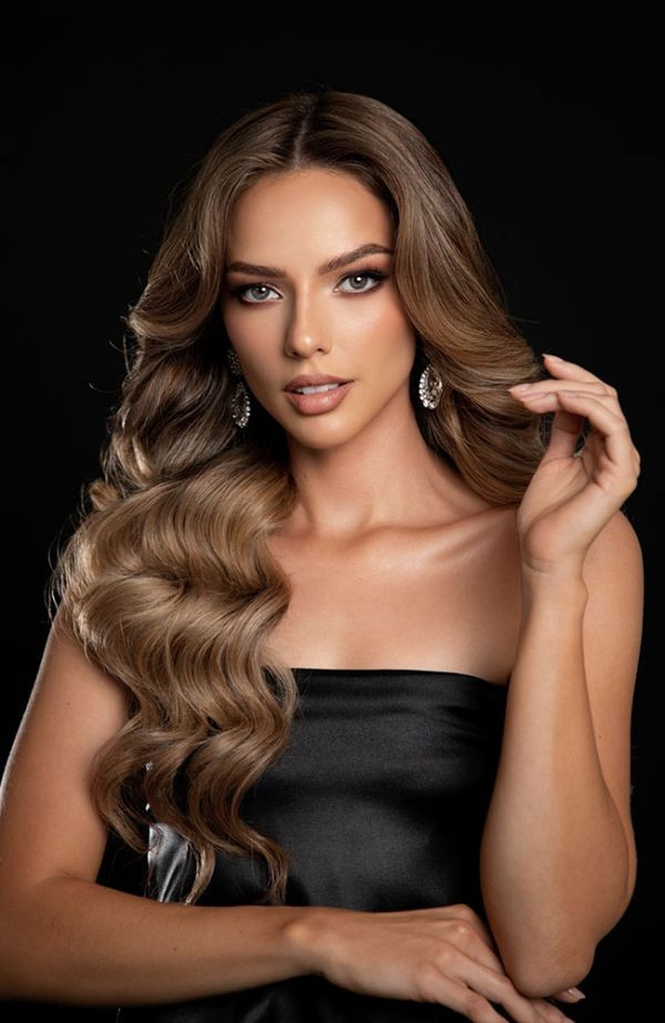 Đại diện Ecuador - Cristiane Guerrero Marques das Neves có chiều cao 1m75, số đo ba vòng 81-64-94cm. Cô là Cử nhân ngành Truyền thông Xã hội, người mẫu, chuyên gia trang điểm. Ảnh: Miss Intercontinental.