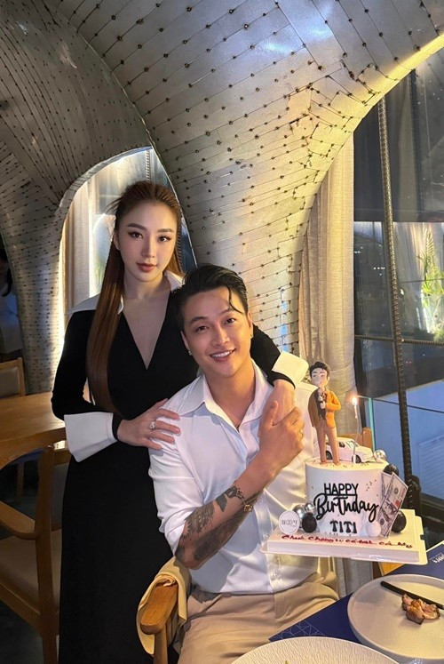 "5 năm trước em là em gái mưa. 5 năm sau em che mưa cả nắng cho anh và con trai", TiTi viết khi đăng tải hình ảnh bên vợ. Ảnh: FB TiTi.