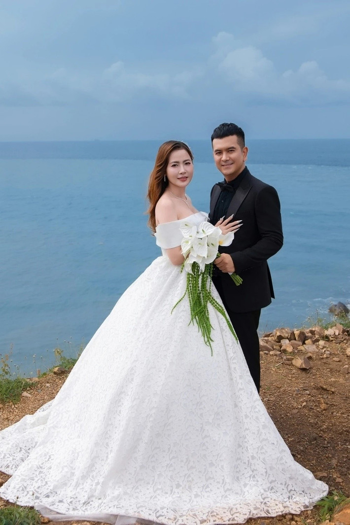 Trên trang cá nhân, khoe bộ ảnh cưới, diễn viên Hùng Thuận bày tỏ: "Đã chốt ngày công chứng sang tên sở hữu nhau! Love you". Ảnh: Znews.