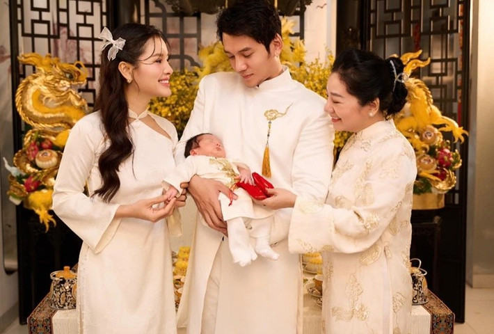 Chia sẻ trên VOV, Phương Trinh Jolie cho biết, cô lắng nghe và học hỏi từ mẹ chồng để giải quyết nhiều vấn đề trong cuộc sống. Ảnh: FB Lý Bình.