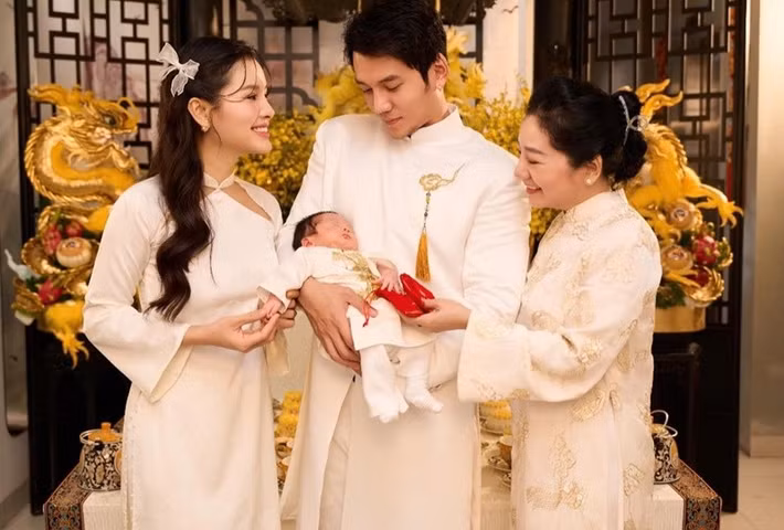 Chia sẻ trên VOV, Phương Trinh Jolie cho biết, cô lắng nghe và học hỏi từ mẹ chồng để giải quyết nhiều vấn đề trong cuộc sống. Ảnh: FB Lý Bình.