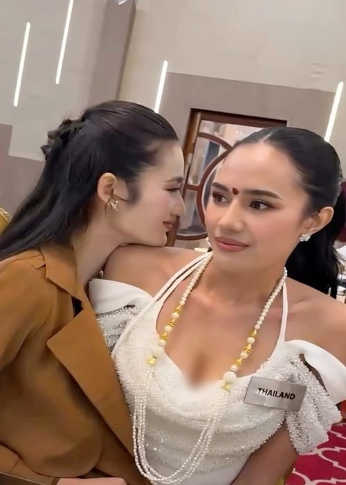 Đại diện Việt Nam còn có nhiều khoảnh khắc hài hước bên cô bạn cùng phòng. Ảnh: FB Ý Nhi.