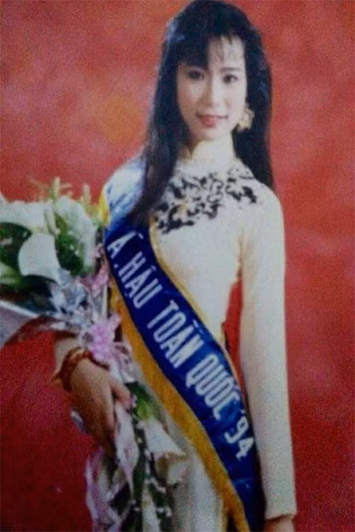 Theo Vietnamnet, năm 1992, Trịnh Kim Chi nhận lời mời tham gia Hoa hậu Việt Nam từ báo Tiền Phong nhưng từ chối vì chưa đủ tự tin. Năm 1994, cô quyết định thi Hoa hậu Việt Nam với mong muốn ghi dấu một kỷ niệm đẹp trong đời, sau này già có thể nhắc nhớ. Danh hiệu Á hậu 2 Hoa hậu Việt Nam 1994 là món quà bất ngờ cô chưa từng nghĩ đến. Ảnh: Dân Việt.