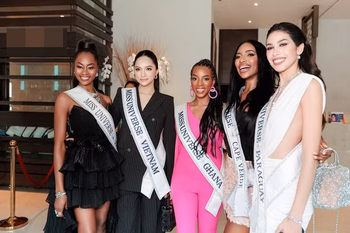 Đại diện Việt Nam đọ sắc các mỹ nhân Ghana, Paraguay, Cape Verde. Ảnh: FB Hương Giang.