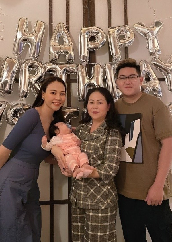 Vợ chồng Đàm Thu Trang thường xuyên đưa các con về Lạng Sơn thăm mẹ và em trai. Ảnh: Người Đưa Tin.